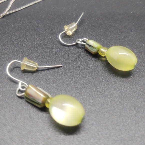 Necklace and Earring Set Green Tone Beads with Silver LNC - Picture 3 of 5